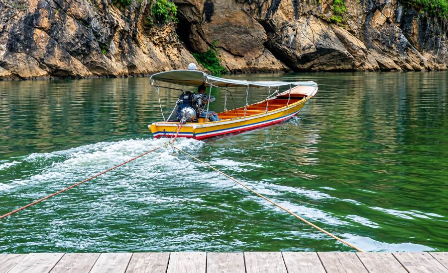 bateau sur à riviere kwai noi